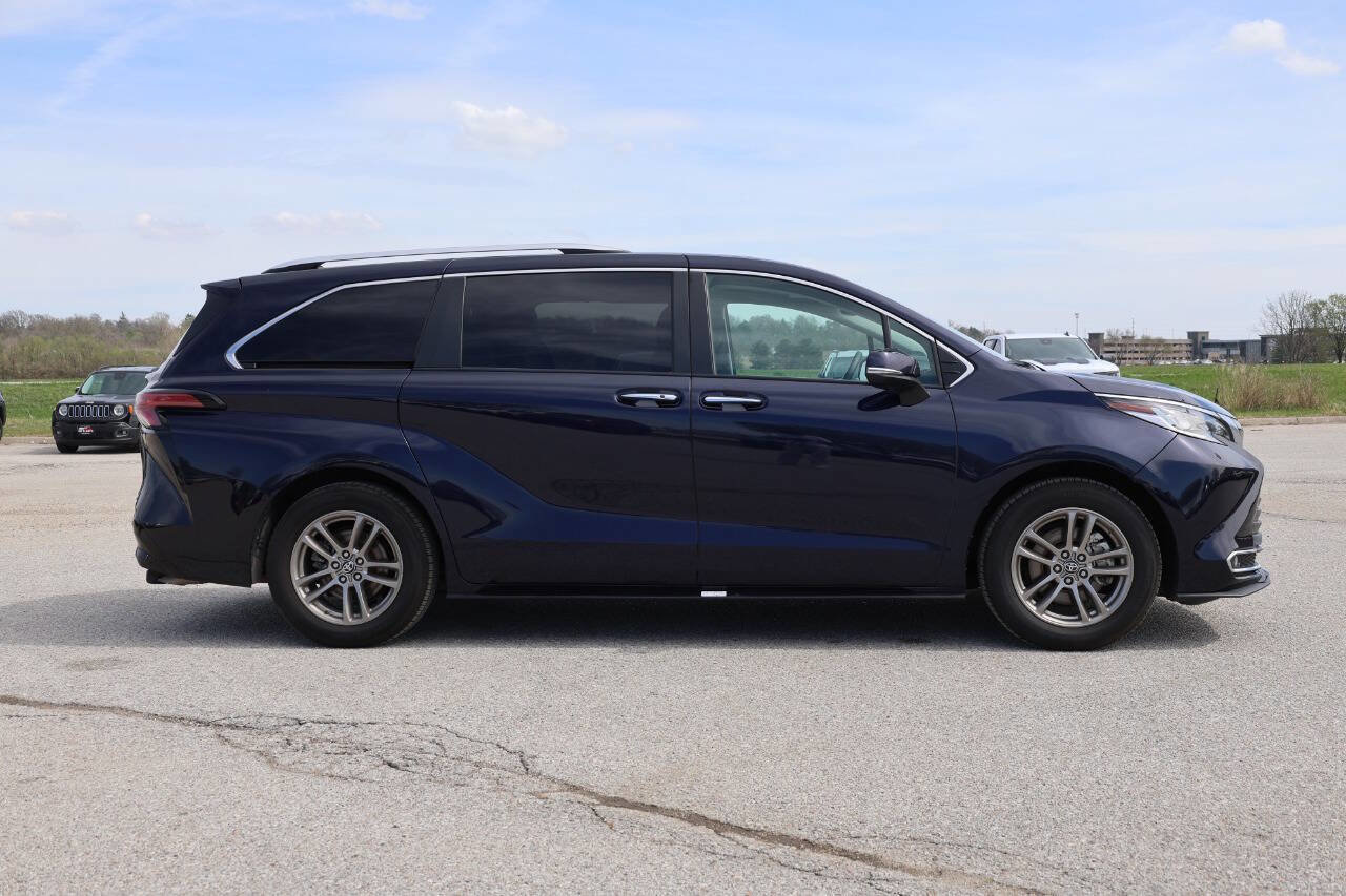 Used 2023 Toyota Sienna Limited AWD/4WD image 7