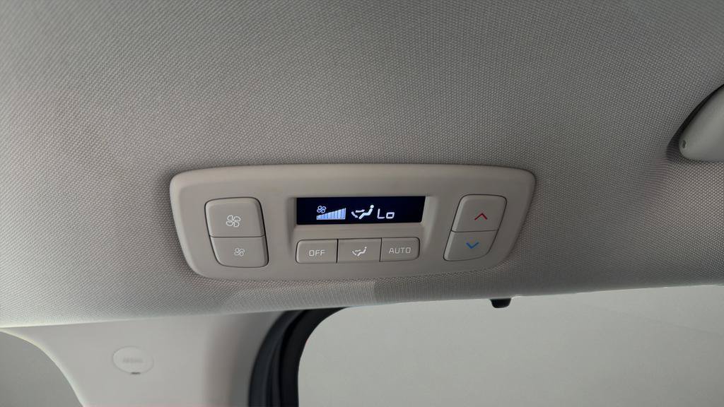 Used 2023 Kia Carnival EX FWD image 16