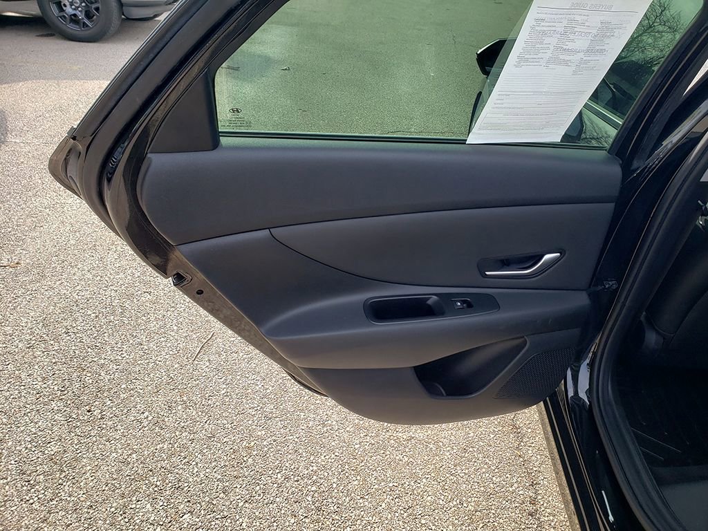 Used 2021 Hyundai Elantra Limited image 12