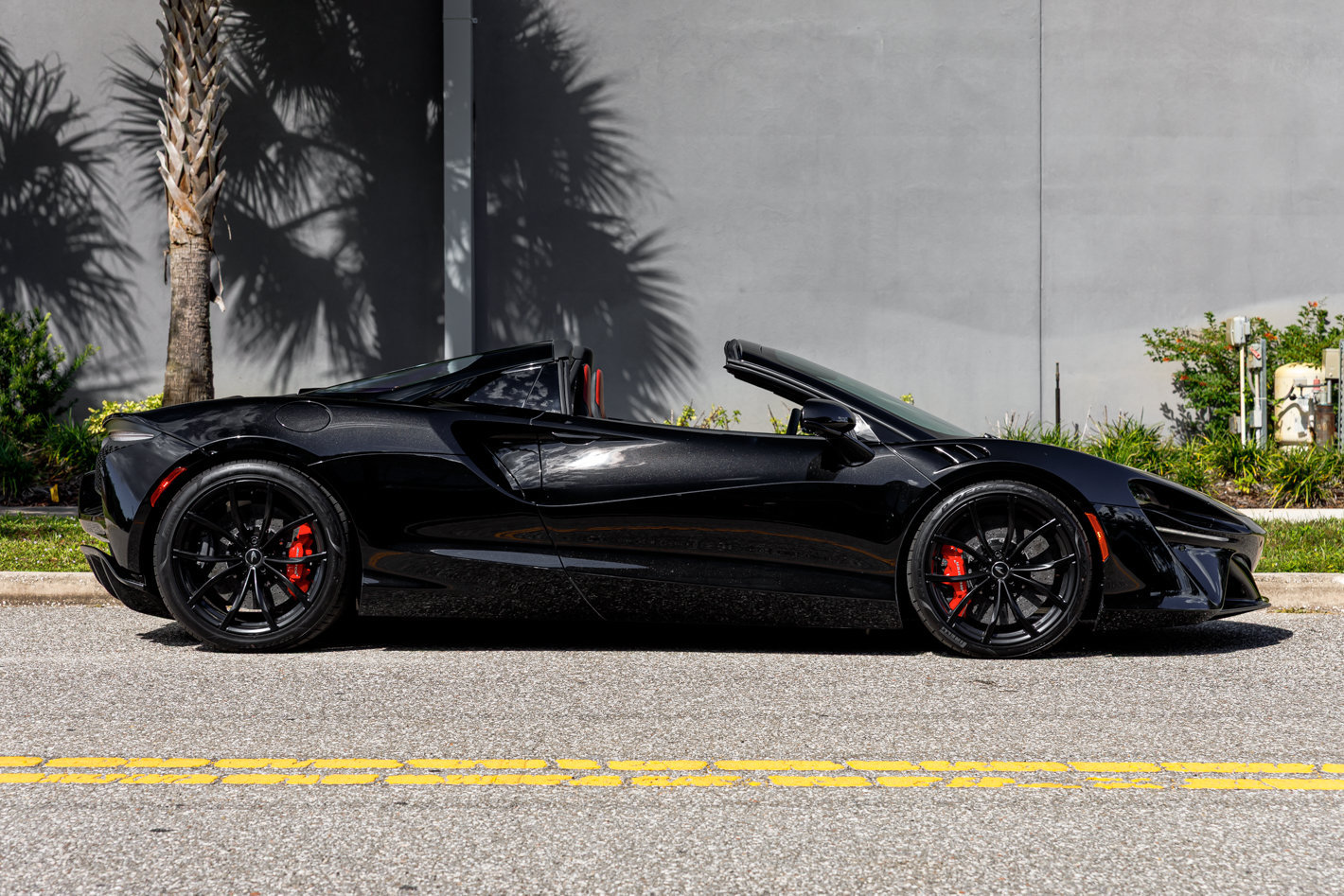 Used 2026 McLaren Artura Spider RWD image 32
