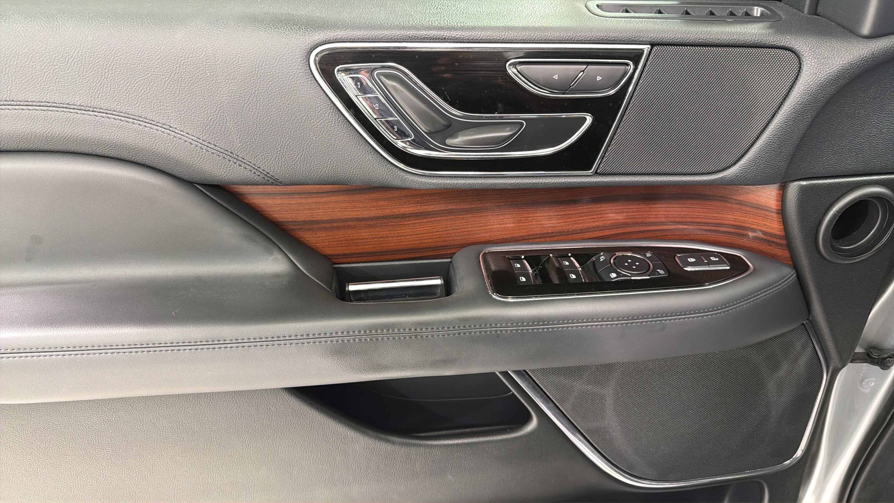 Used 2023 Lincoln Navigator 4WD image 11