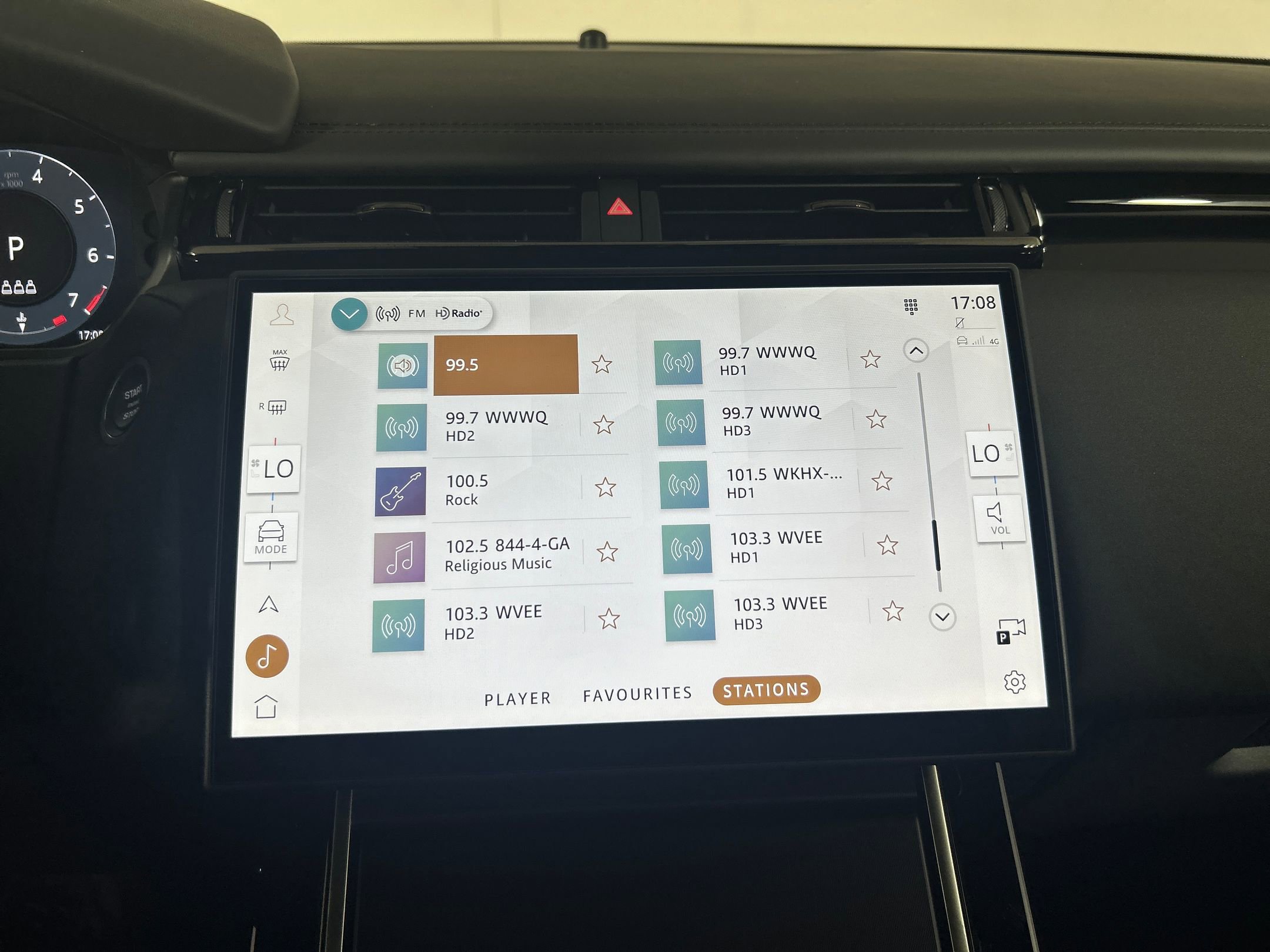 New 2026 Land Rover Range Rover Velar Dynamic SE image 26