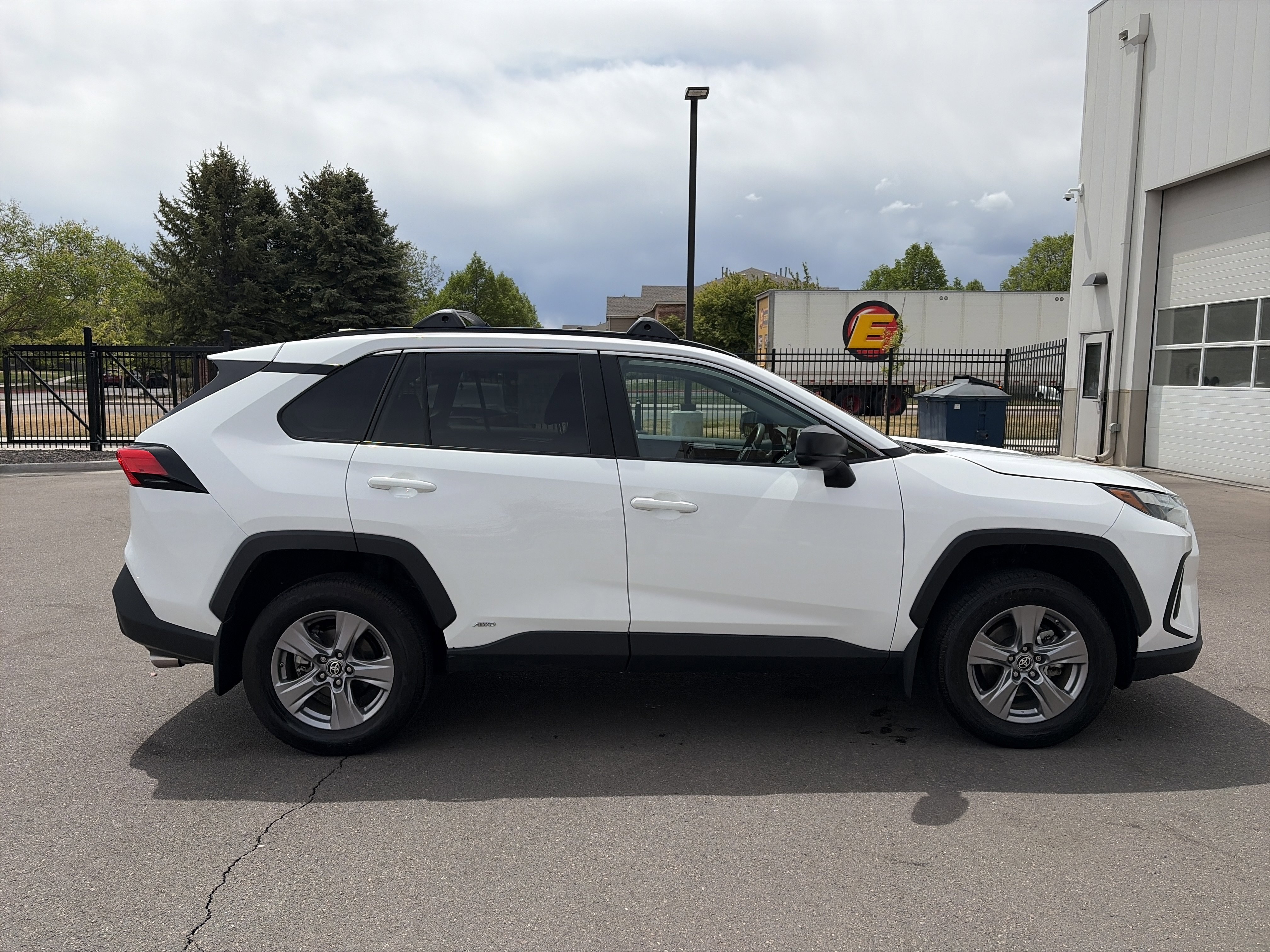Used 2023 Toyota RAV4 LE AWD/4WD image 4