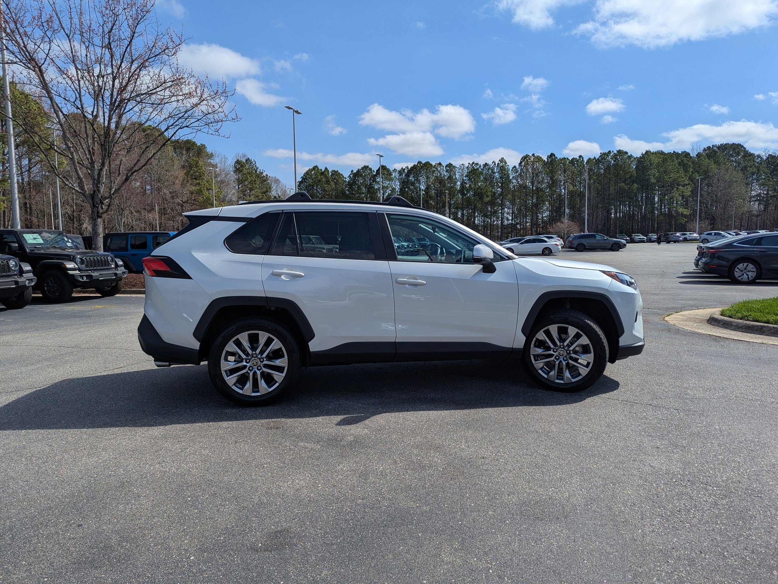 Used 2023 Toyota RAV4 XLE Premium image 4