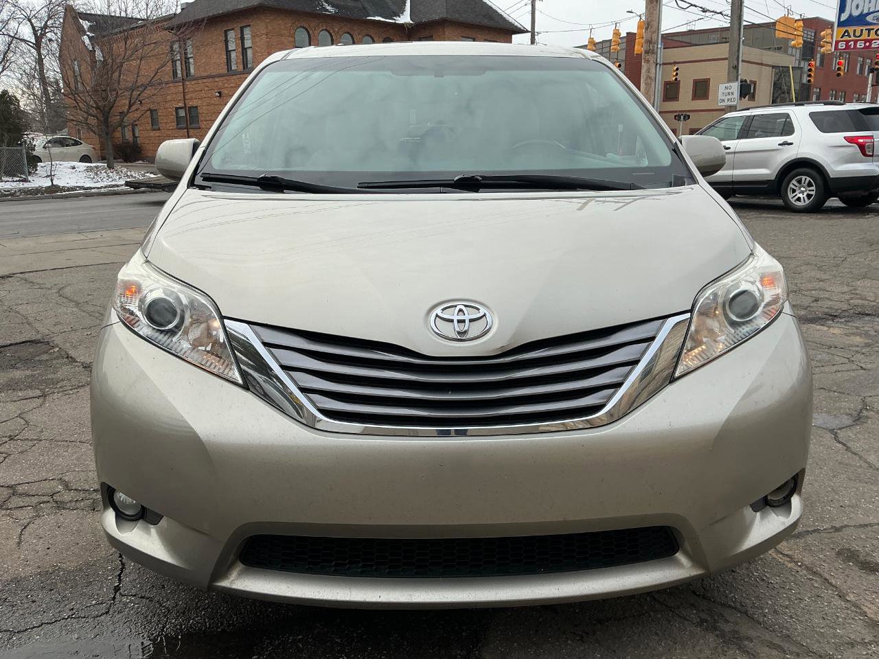 Used 2015 Toyota Sienna XLE FWD image 8