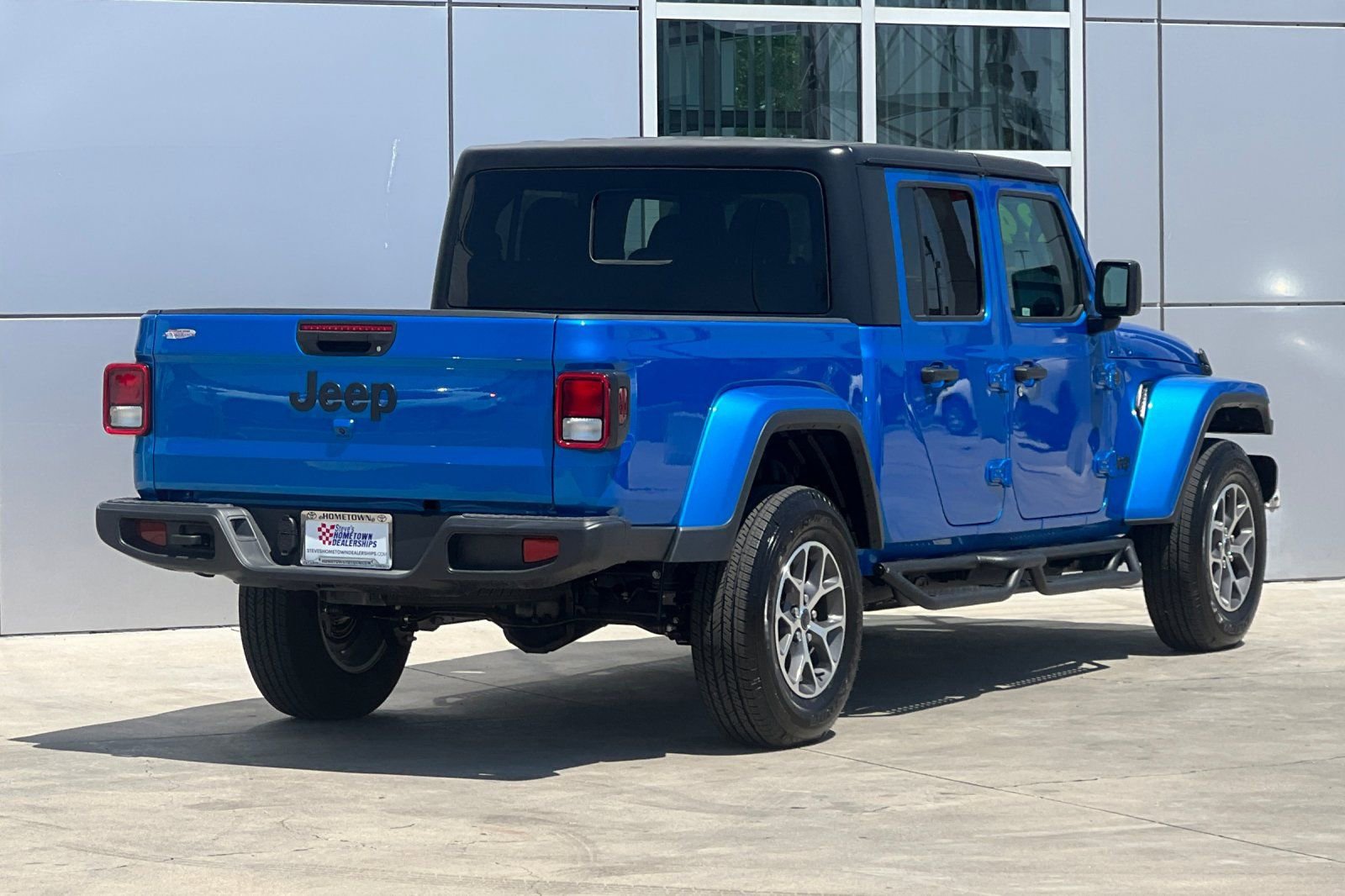 Used 2024 Jeep Gladiator Sport image 4