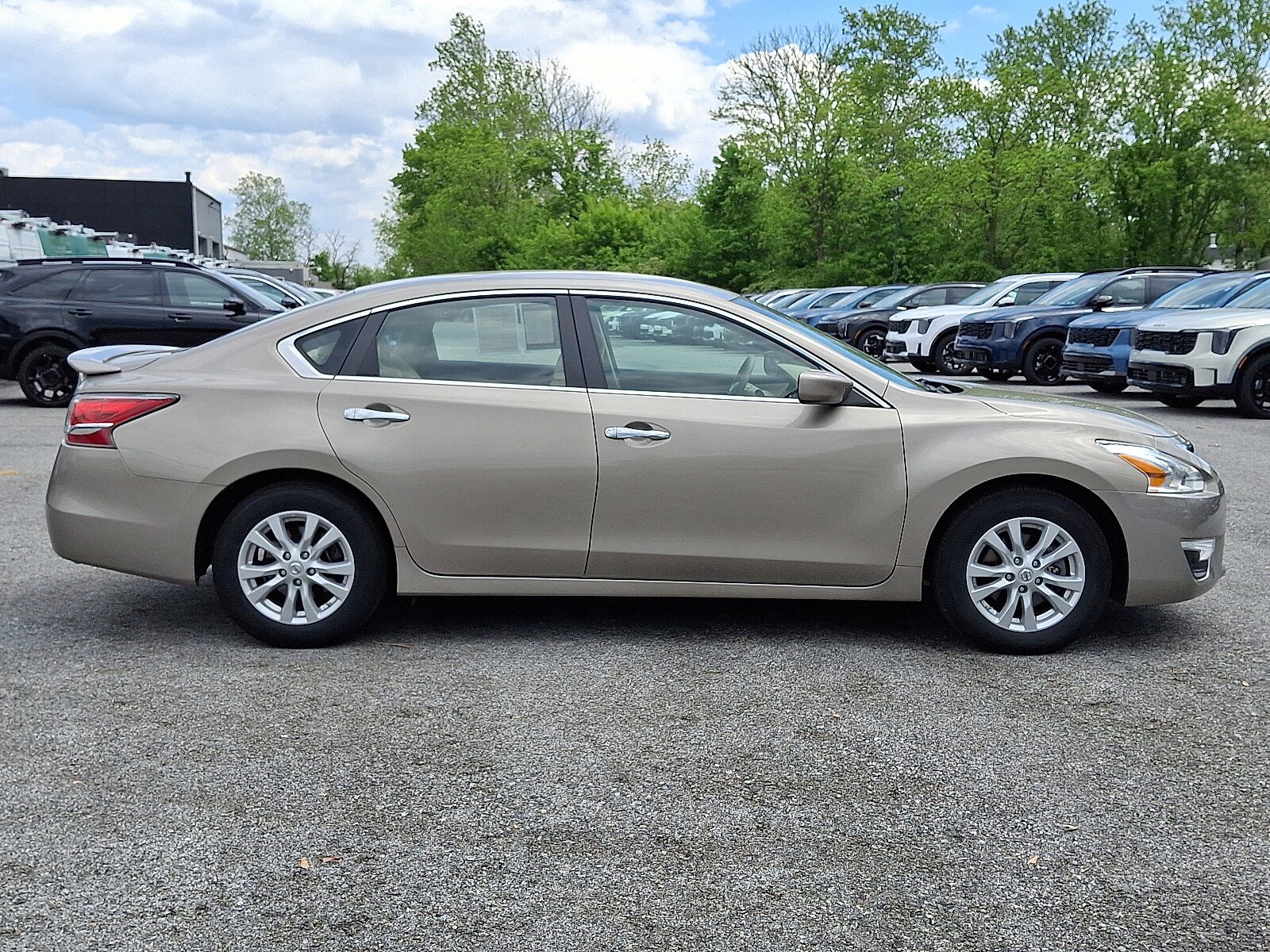 Used 2014 Nissan Altima 2.5 S w/ Sport Value Package FWD image 4
