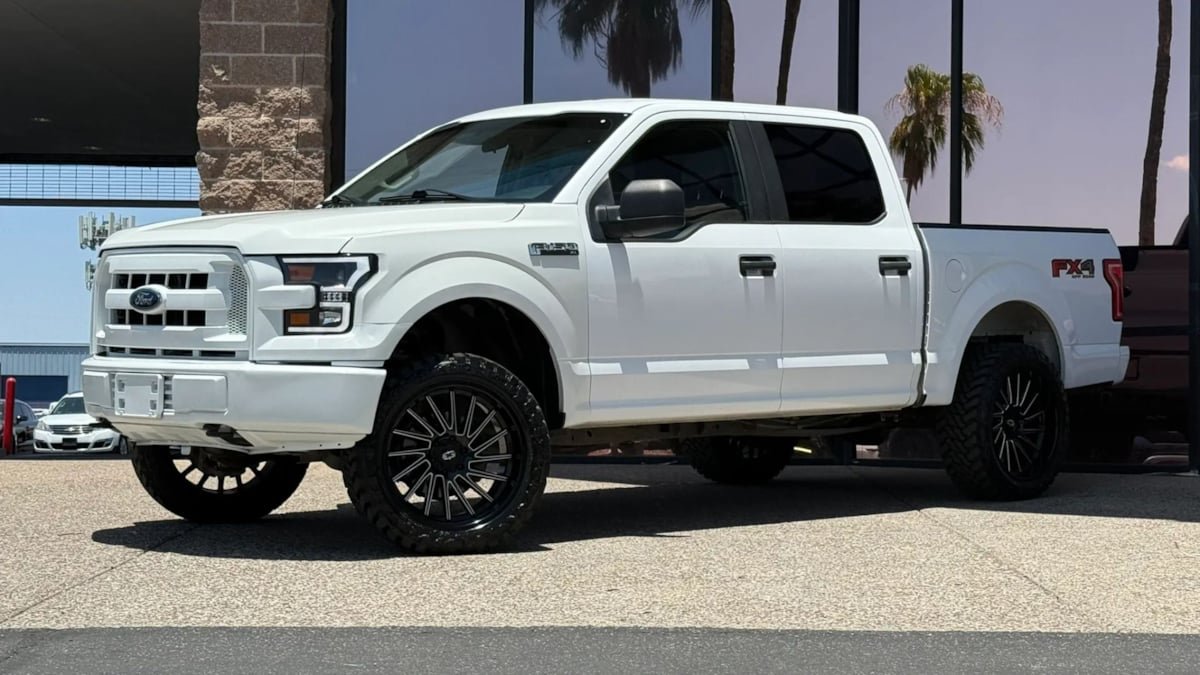 Used 2017 Ford F150 XL w/ Equipment Group 101A Mid AWD/4WD image 3
