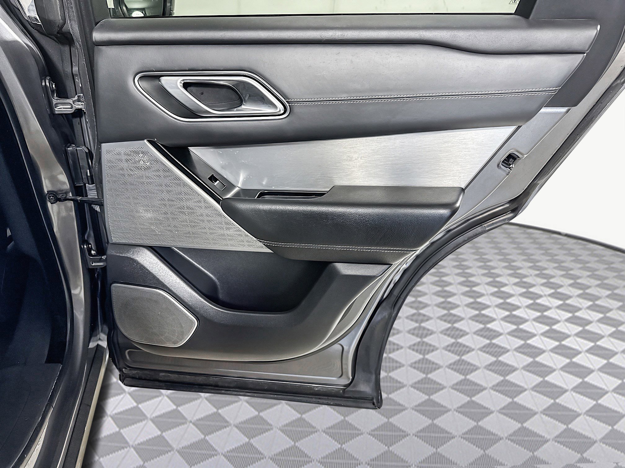 Used 2018 Land Rover Range Rover Velar R-Dynamic SE image 28