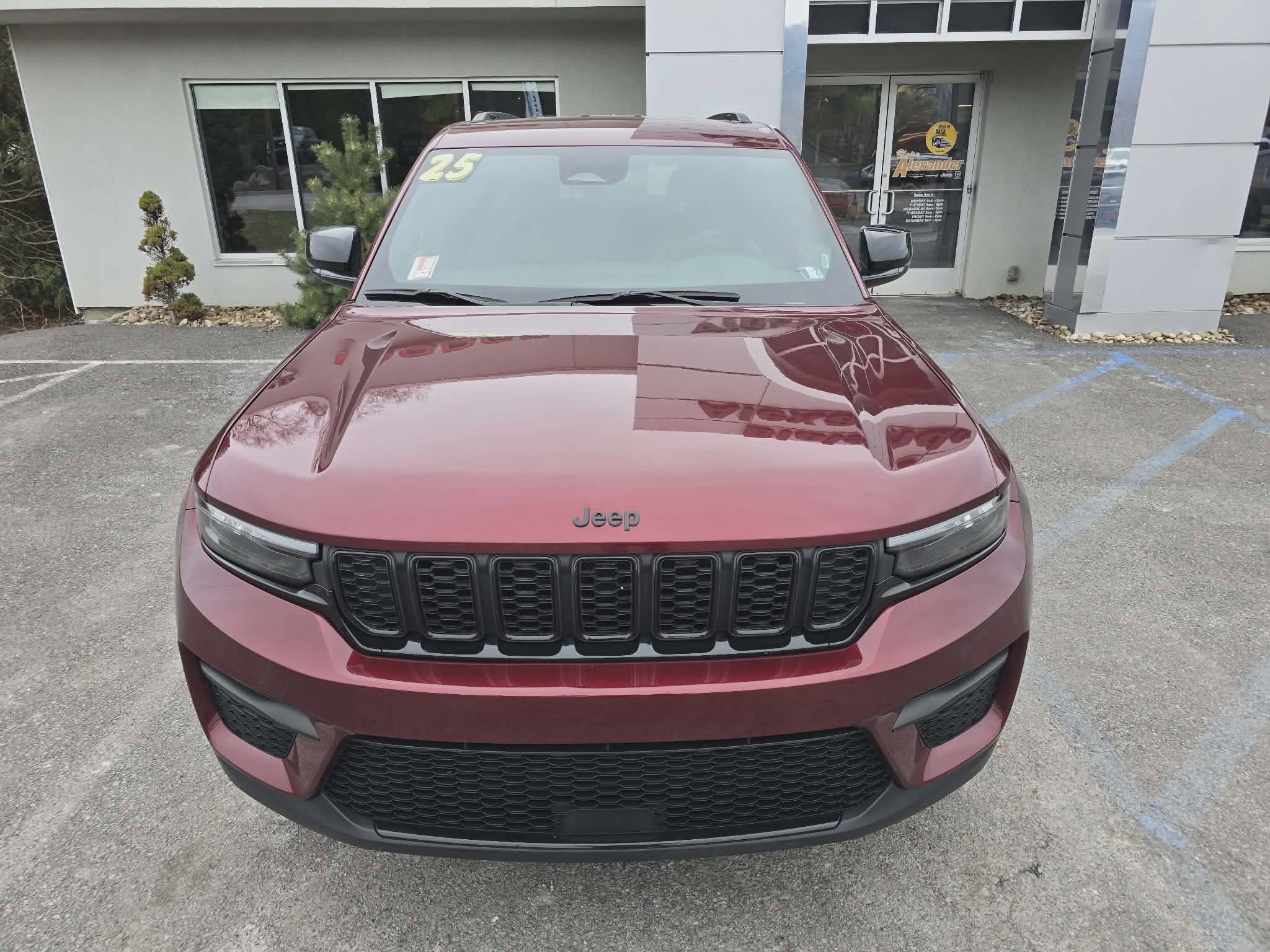 Used 2025 Jeep Grand Cherokee Altitude image 9