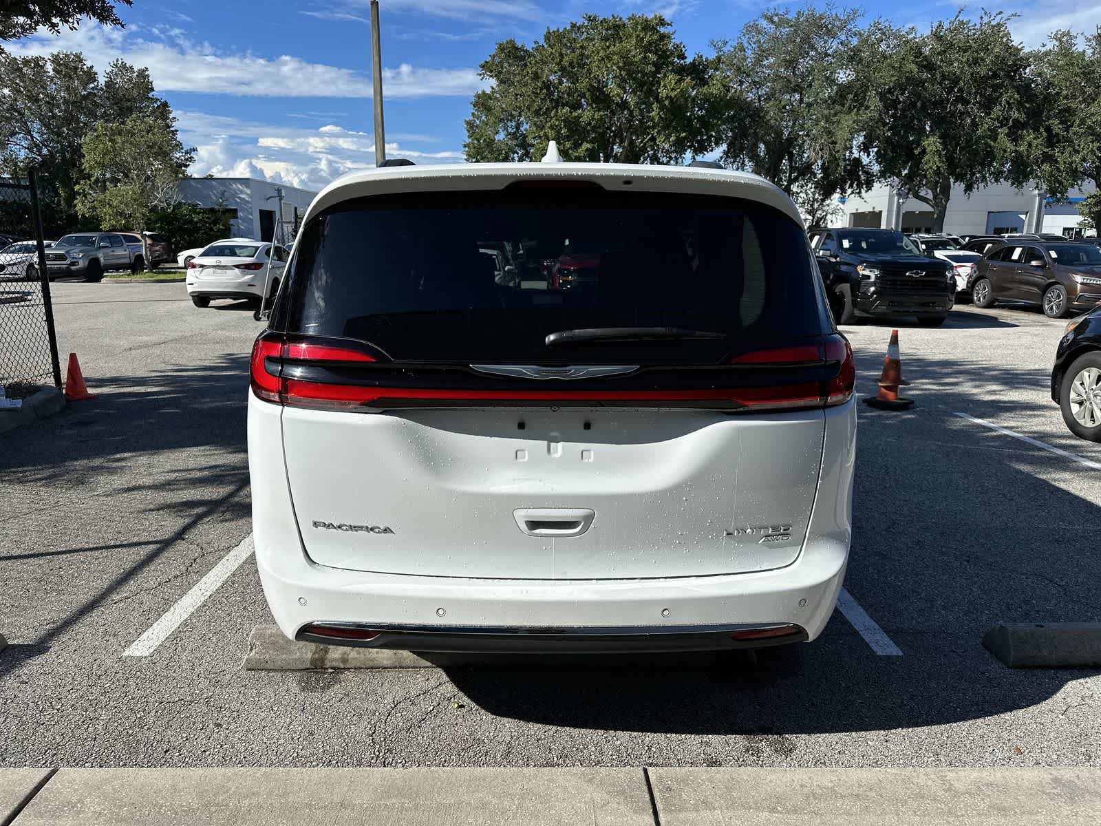 Used 2022 Chrysler Pacifica Limited w/ Uconnect Theater Family Group AWD/4WD image 7