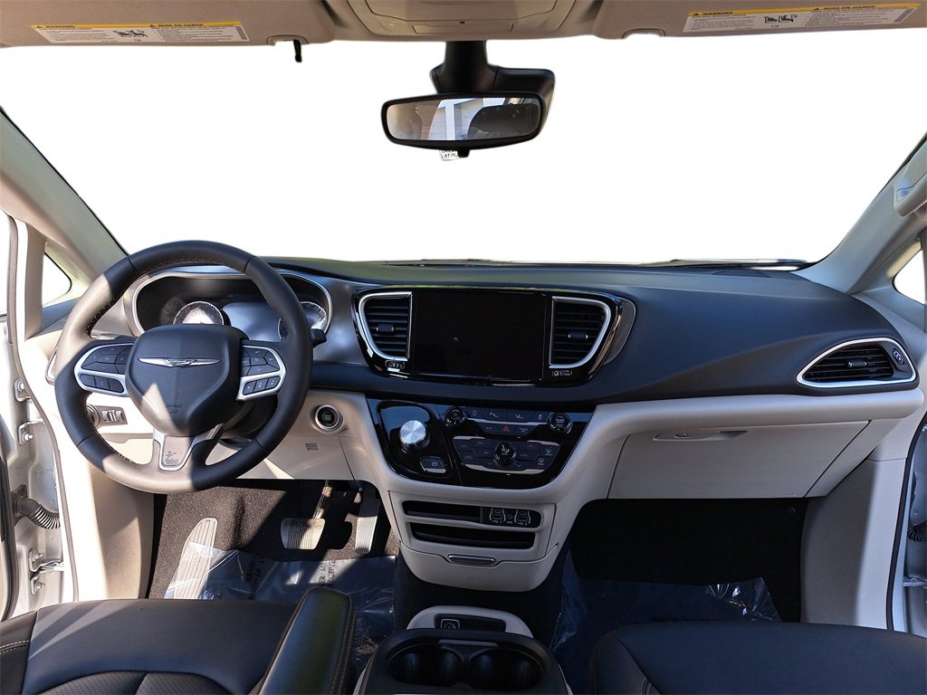 Used 2024 Chrysler Pacifica Touring-L image 9