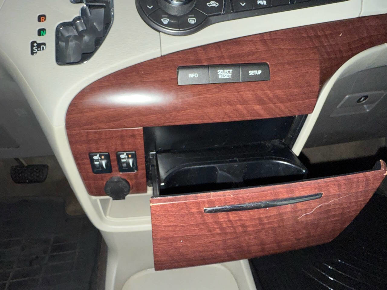 Used 2014 Toyota Sienna XLE FWD image 17