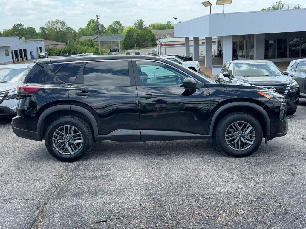 Used 2024 Nissan Rogue S FWD image 2