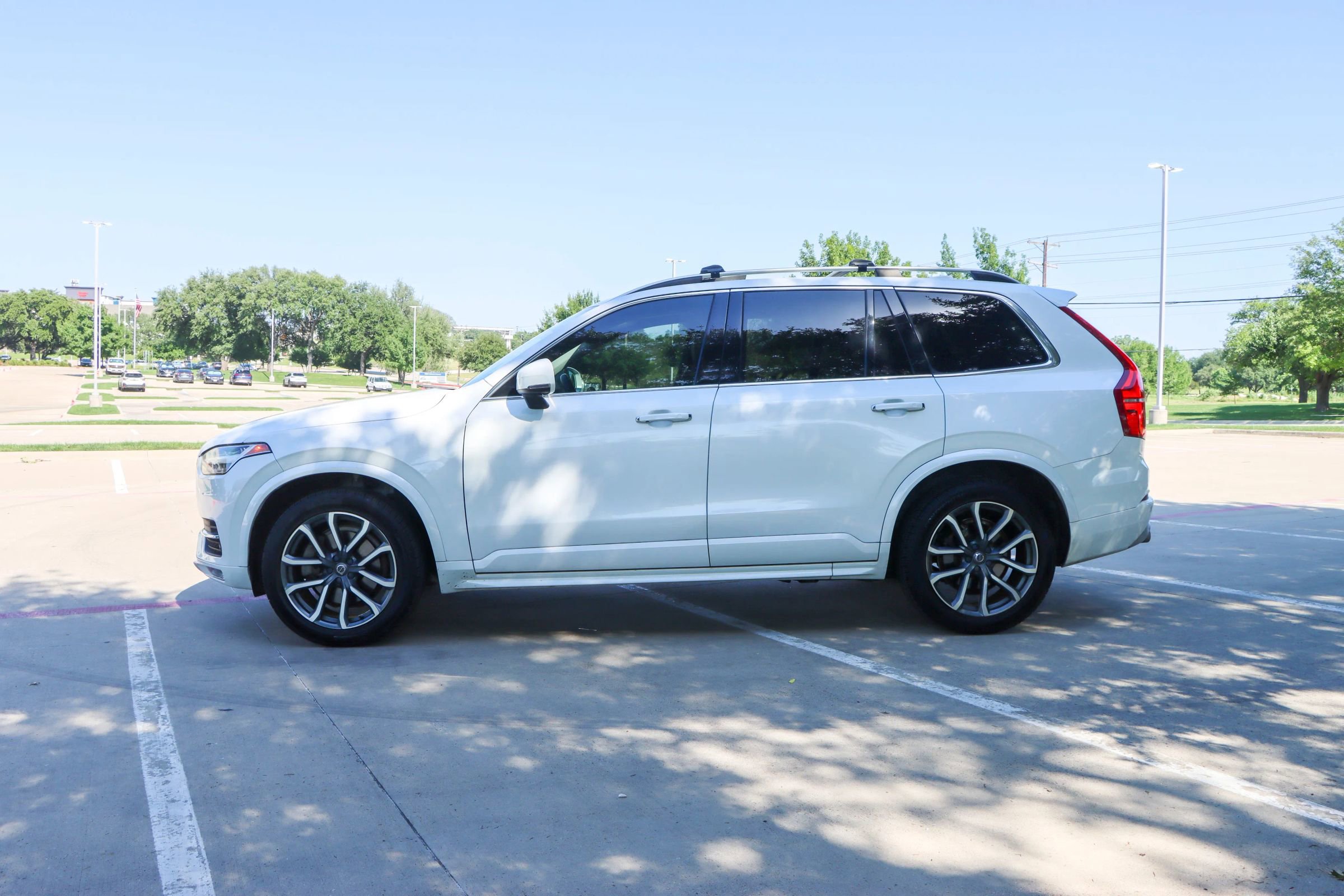 Used 2019 Volvo XC90 T5 Momentum w/ Multimedia Package FWD image 4