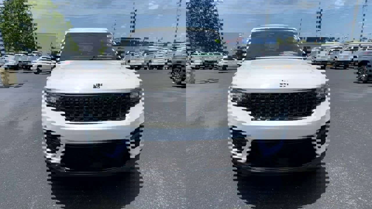 Used 2023 Jeep Grand Cherokee Altitude image 3