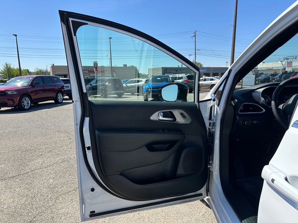 Used 2025 Chrysler Pacifica Select FWD image 16