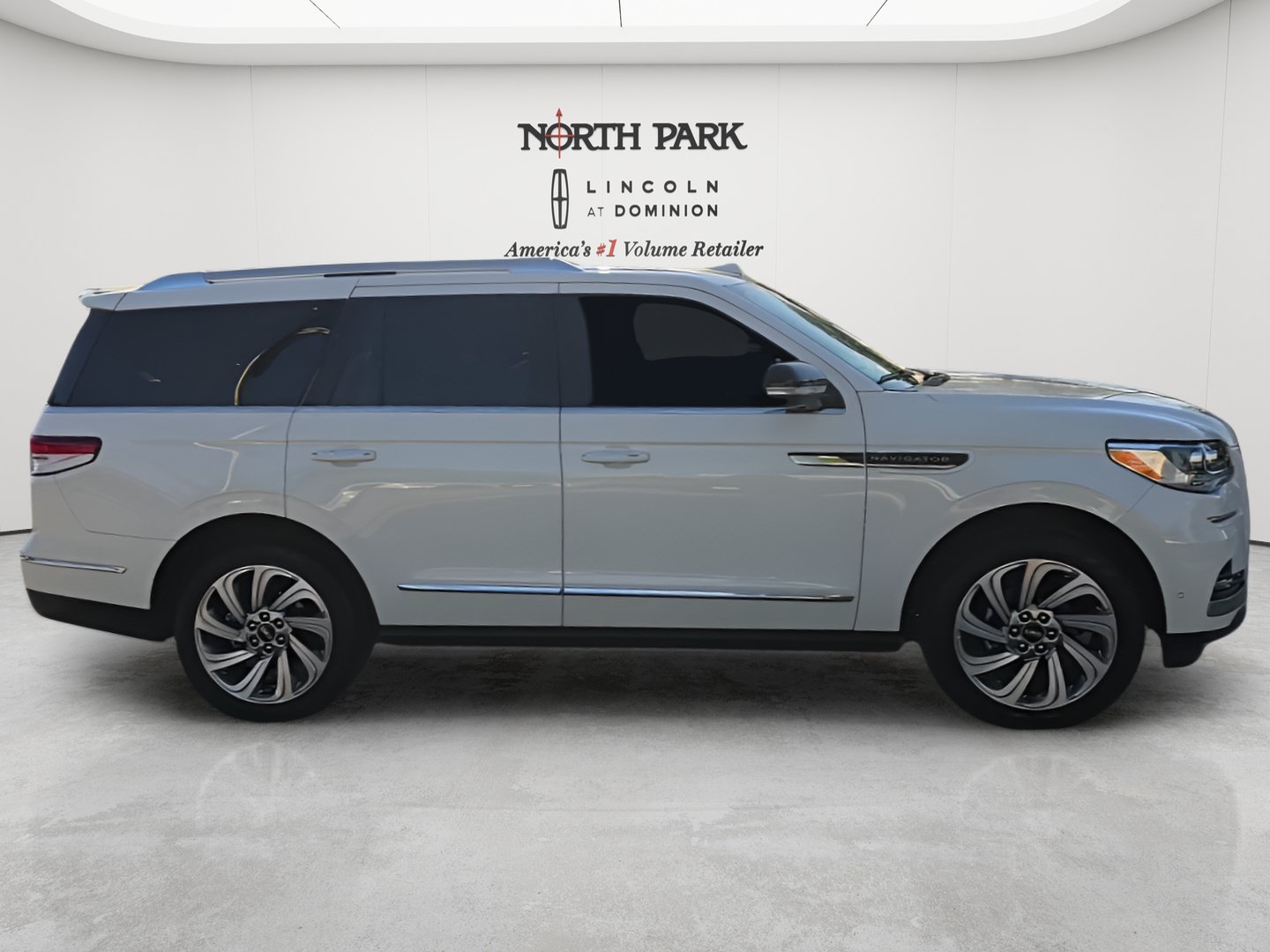 Used 2024 Lincoln Navigator Premiere AWD/4WD image 6
