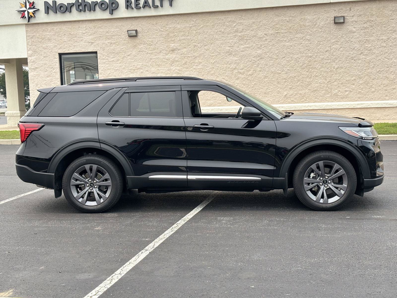 Used 2025 Ford Explorer Active w/ Active Comfort Package AWD/4WD image 7