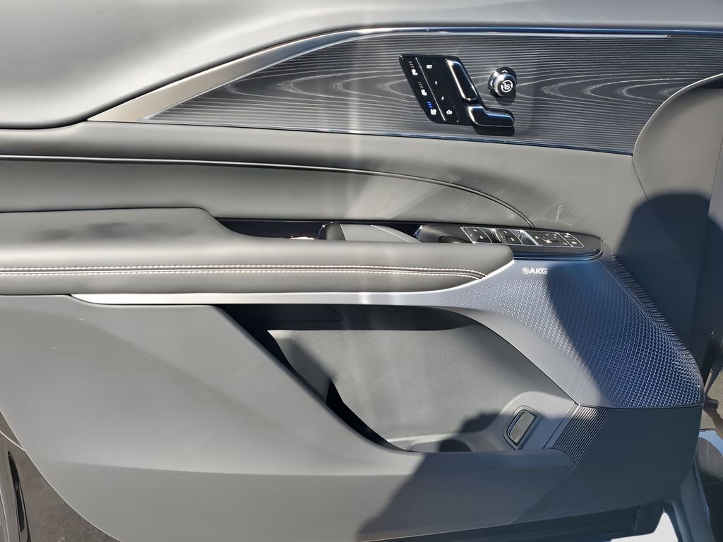 Used 2025 Cadillac Lyriq Luxury image 43