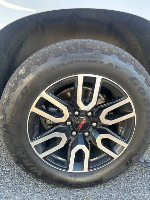 Used 2022 GMC Yukon XL AT4 image 8