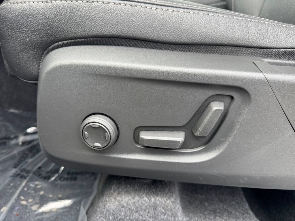 Certified 2026 Volvo XC40 B5 Plus AWD/4WD image 12