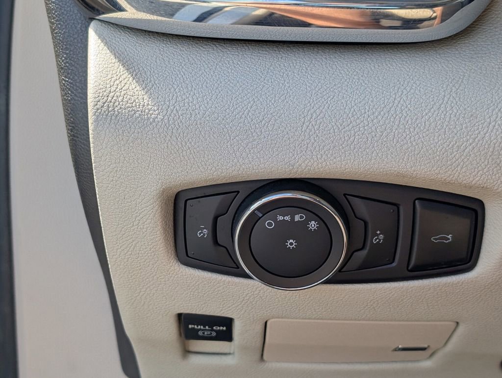 Used 2017 Lincoln Continental Premiere image 25