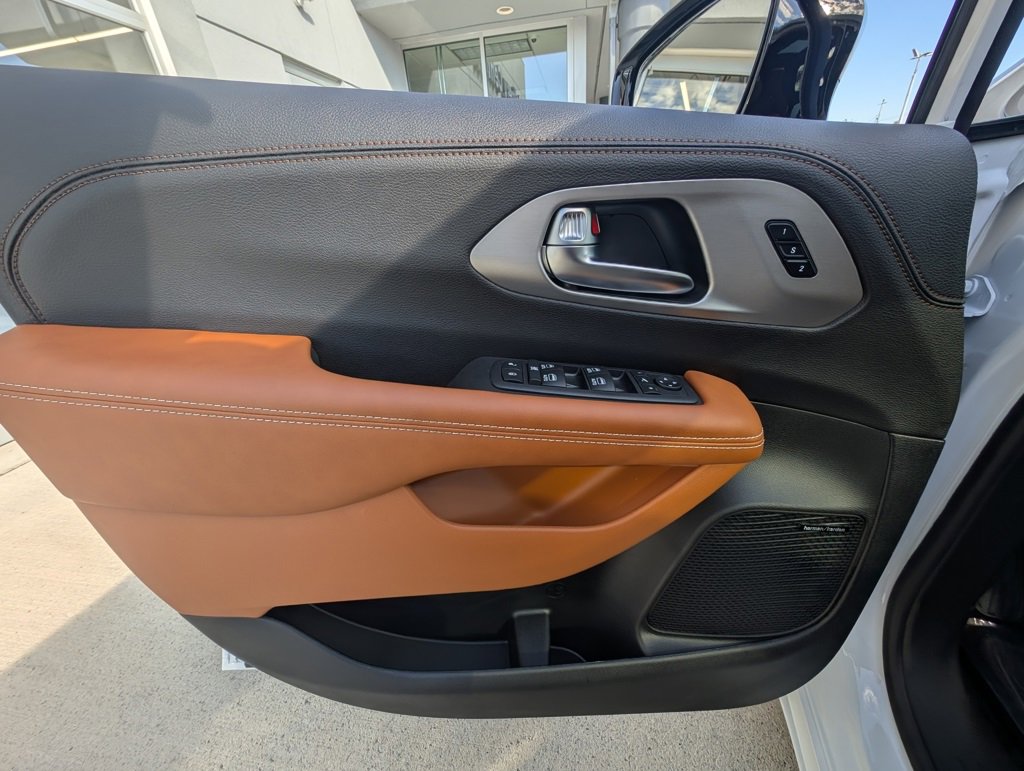New 2026 Chrysler Pacifica Pinnacle image 44