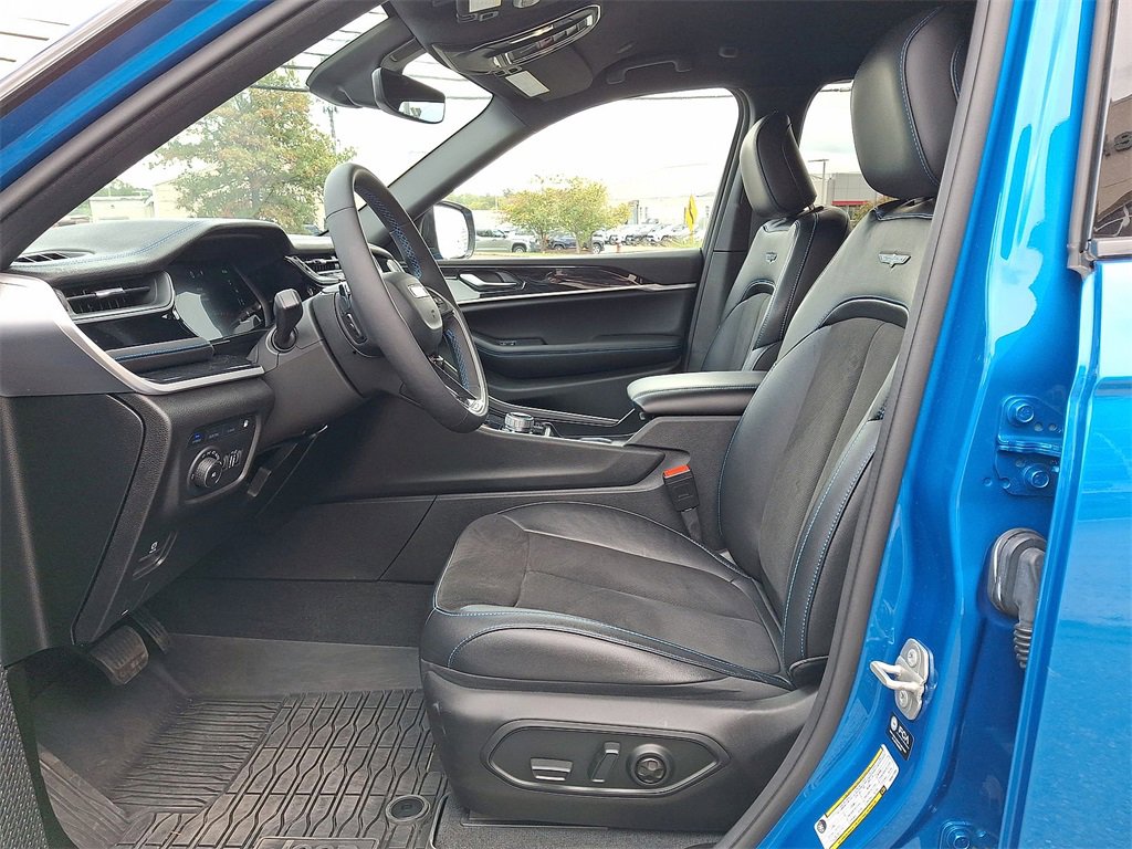 Used 2023 Jeep Grand Cherokee Trailhawk image 11