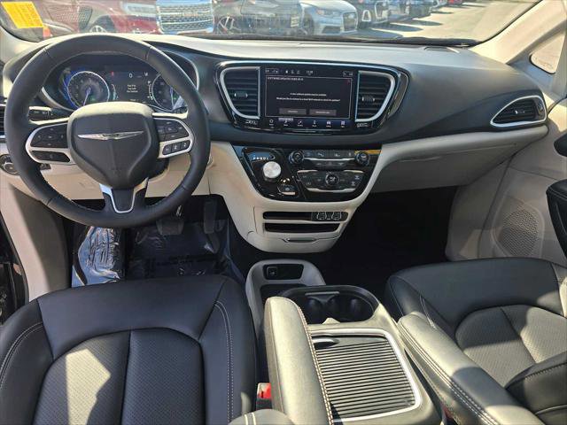 Used 2024 Chrysler Pacifica Touring-L FWD image 21