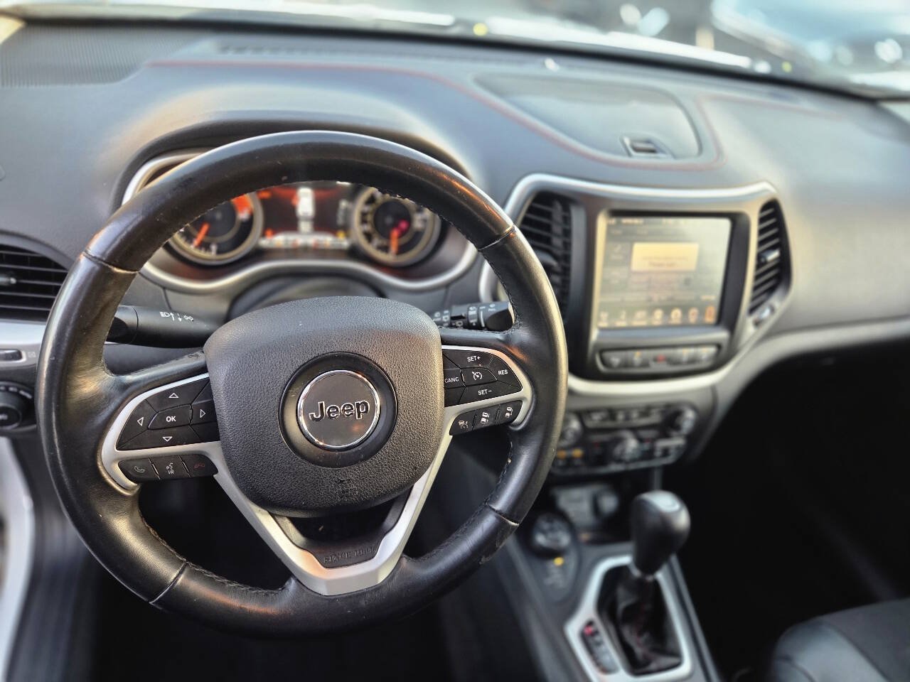 Used 2016 Jeep Cherokee Trailhawk w/ Comfort/Convenience Group AWD/4WD image 34