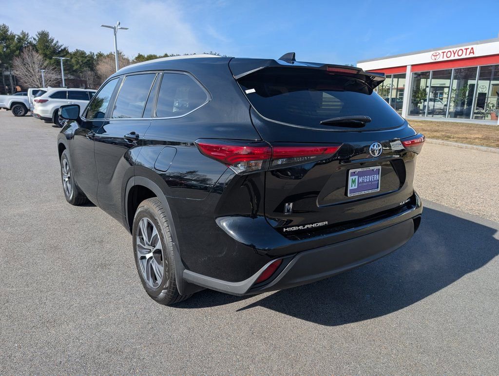 Used 2023 Toyota Highlander XLE image 3