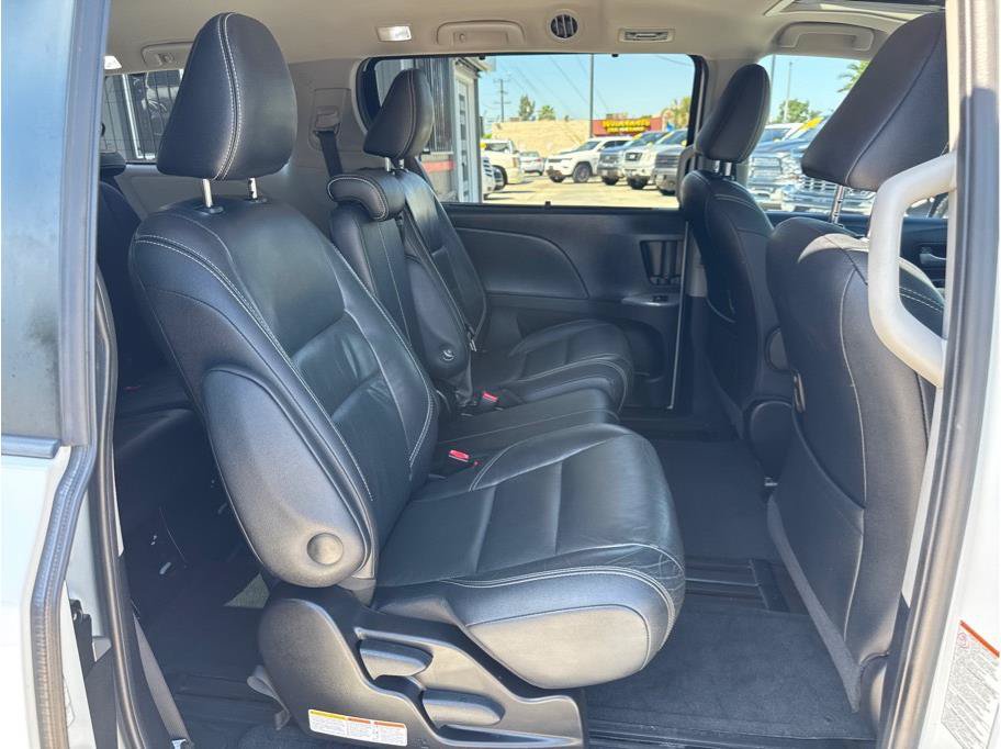 Used 2015 Toyota Sienna SE w/ SE Preferred Package FWD image 22