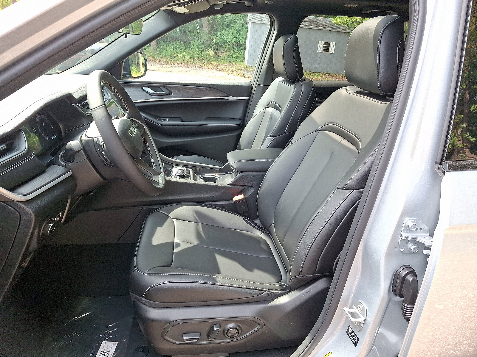 New 2025 Jeep Grand Cherokee Limited w/ Black Appearance Package AWD/4WD image 8