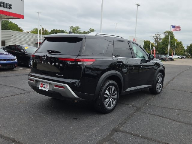 Used 2025 Nissan Pathfinder SL AWD/4WD image 4