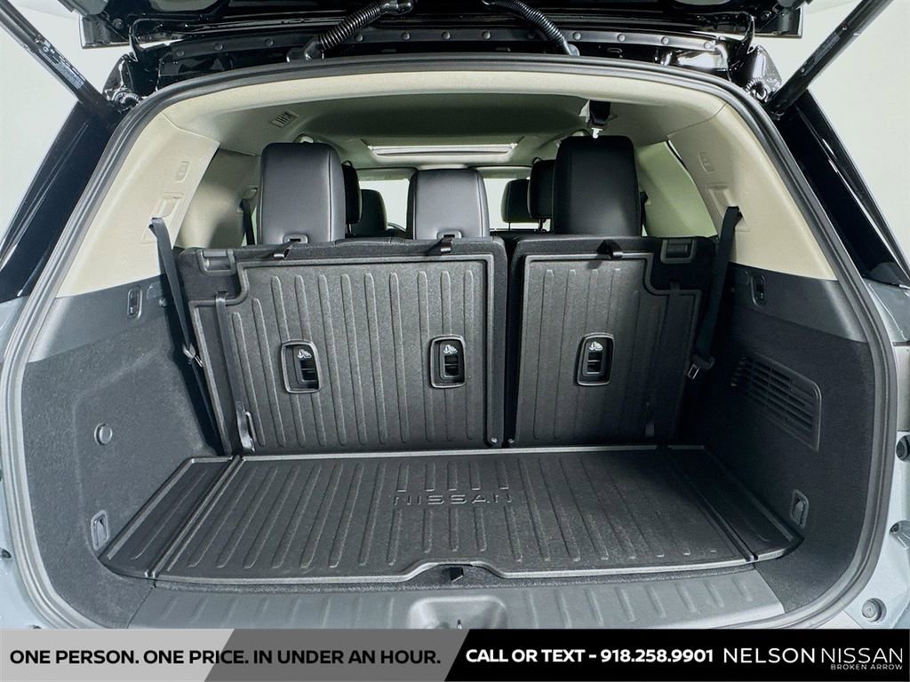 New 2025 Nissan Pathfinder Platinum w/ Black Appearance Package image 28