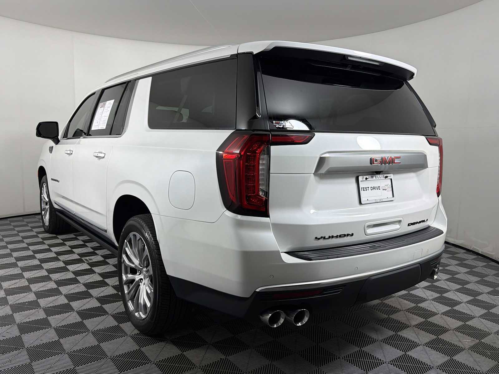 Used 2023 GMC Yukon XL Denali AWD/4WD image 4