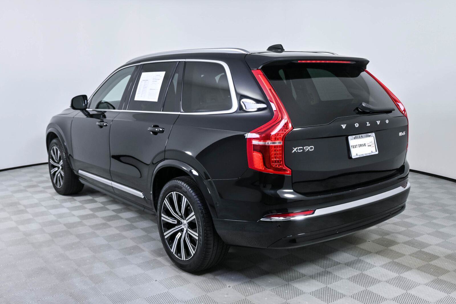 Certified 2023 Volvo XC90 B6 Plus AWD/4WD image 3