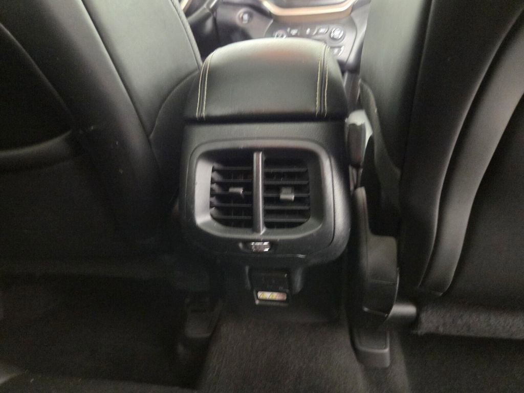 Used 2015 Jeep Cherokee Limited image 28