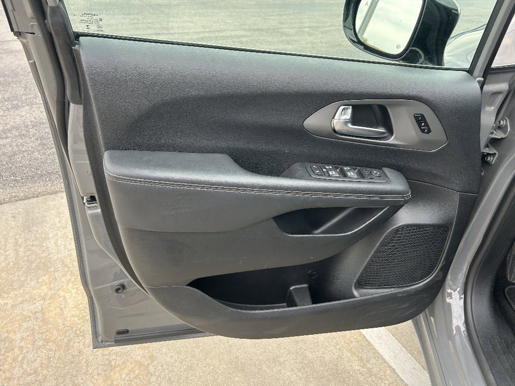 Used 2025 Chrysler Pacifica Select FWD image 9