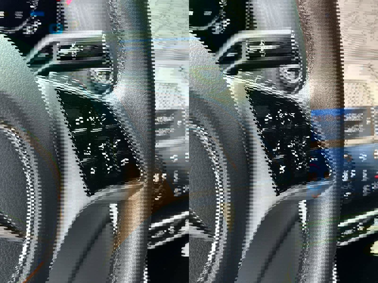 Used 2024 Mercedes-Benz GLC 300 image 25