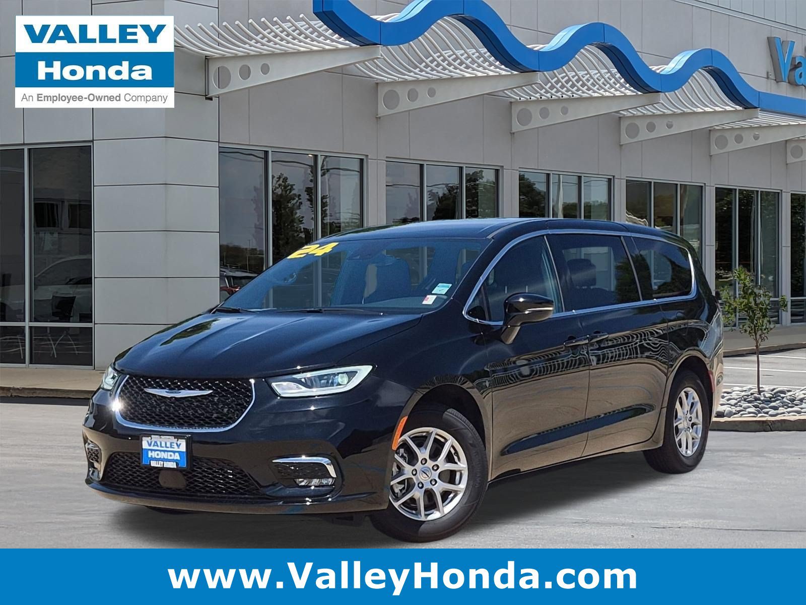 Used 2025 Chrysler Pacifica Select FWD image 1