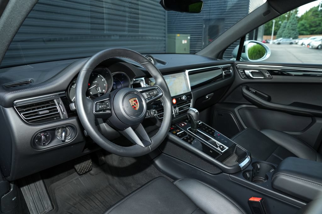 Certified 2026 Porsche Macan AWD/4WD image 4