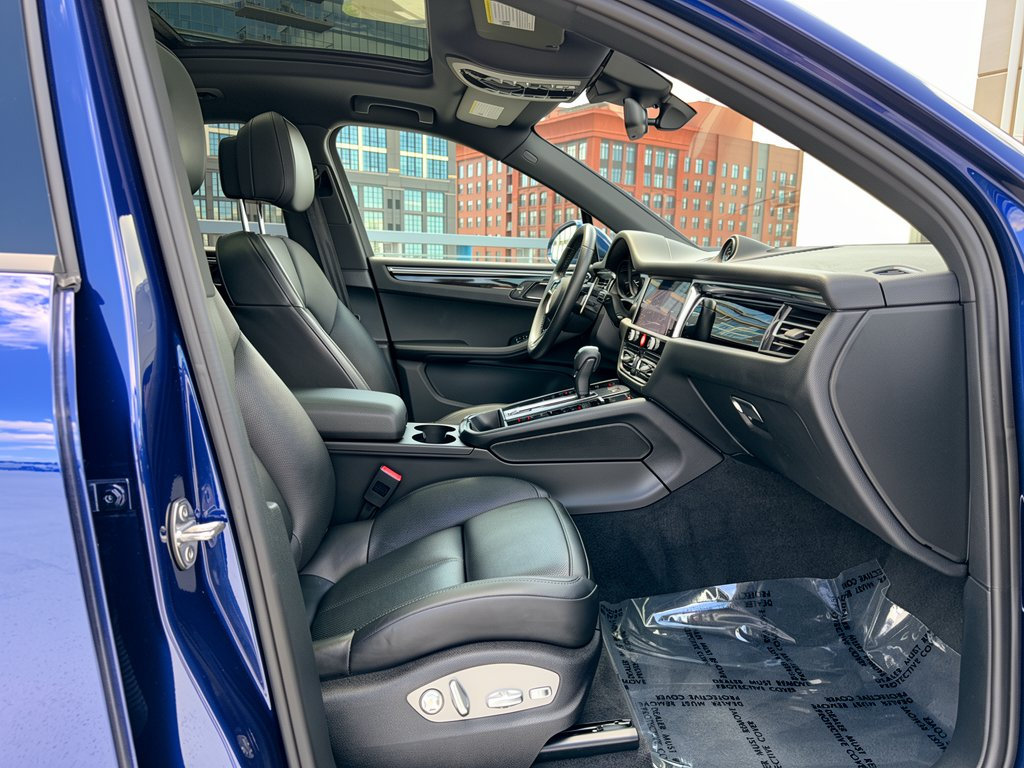 Certified 2024 Porsche Macan AWD/4WD image 30