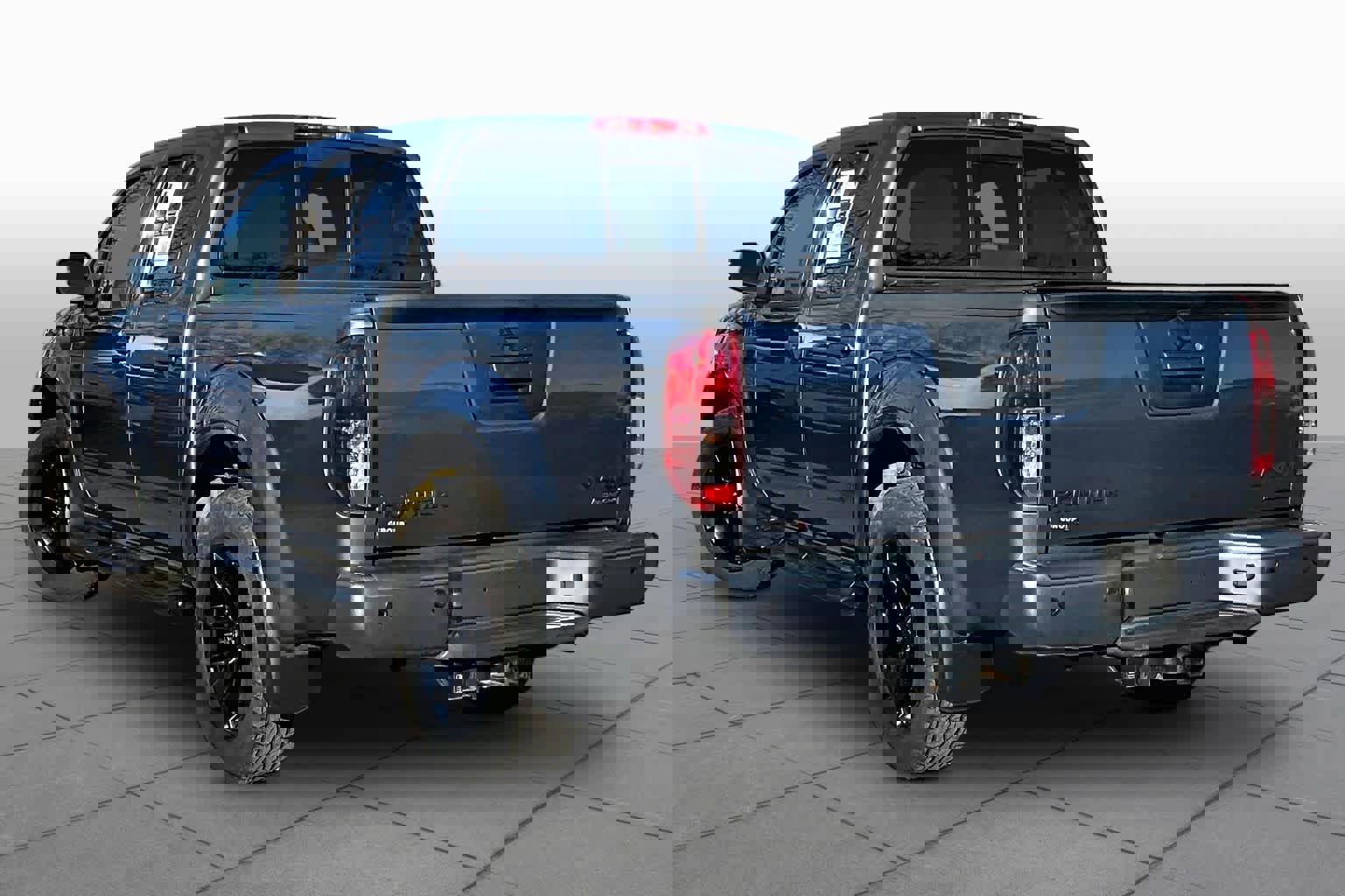 Used 2021 Nissan Frontier SV w/ Midnight Edition Floor Mats AWD/4WD image 12