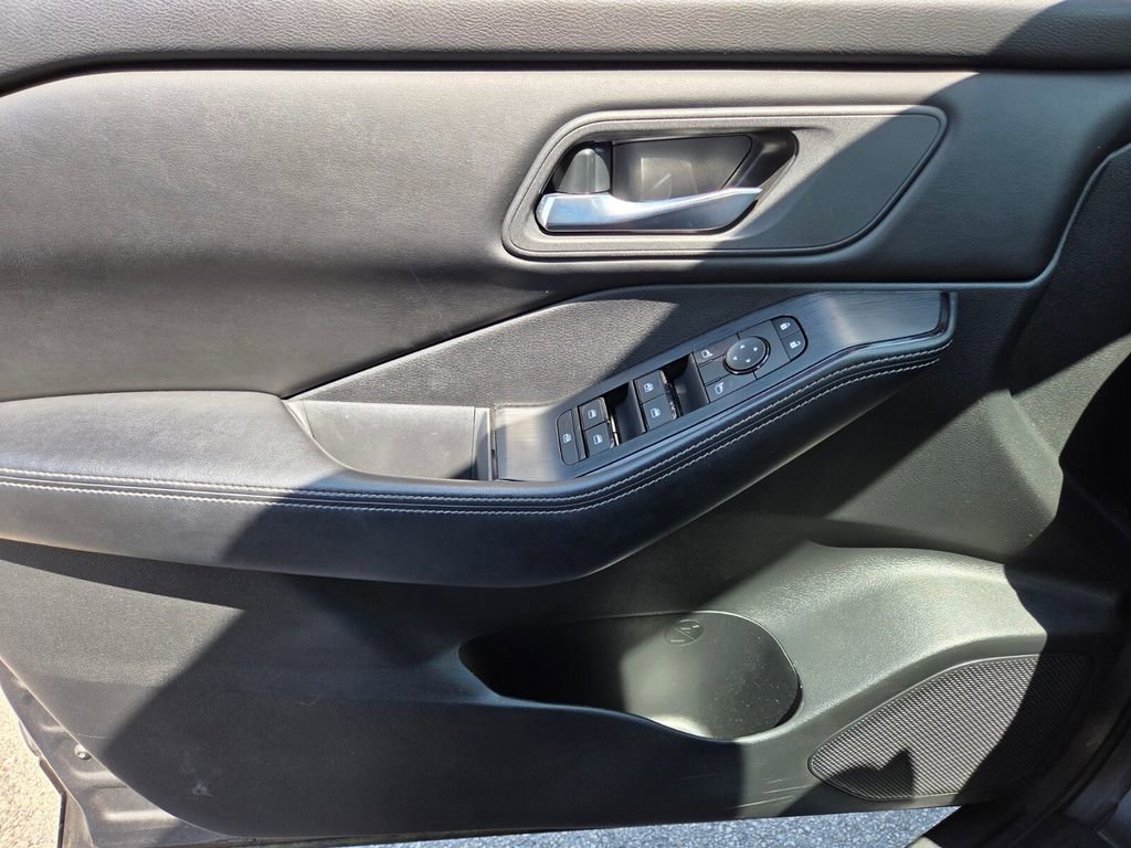 Used 2024 Nissan Rogue SV image 24