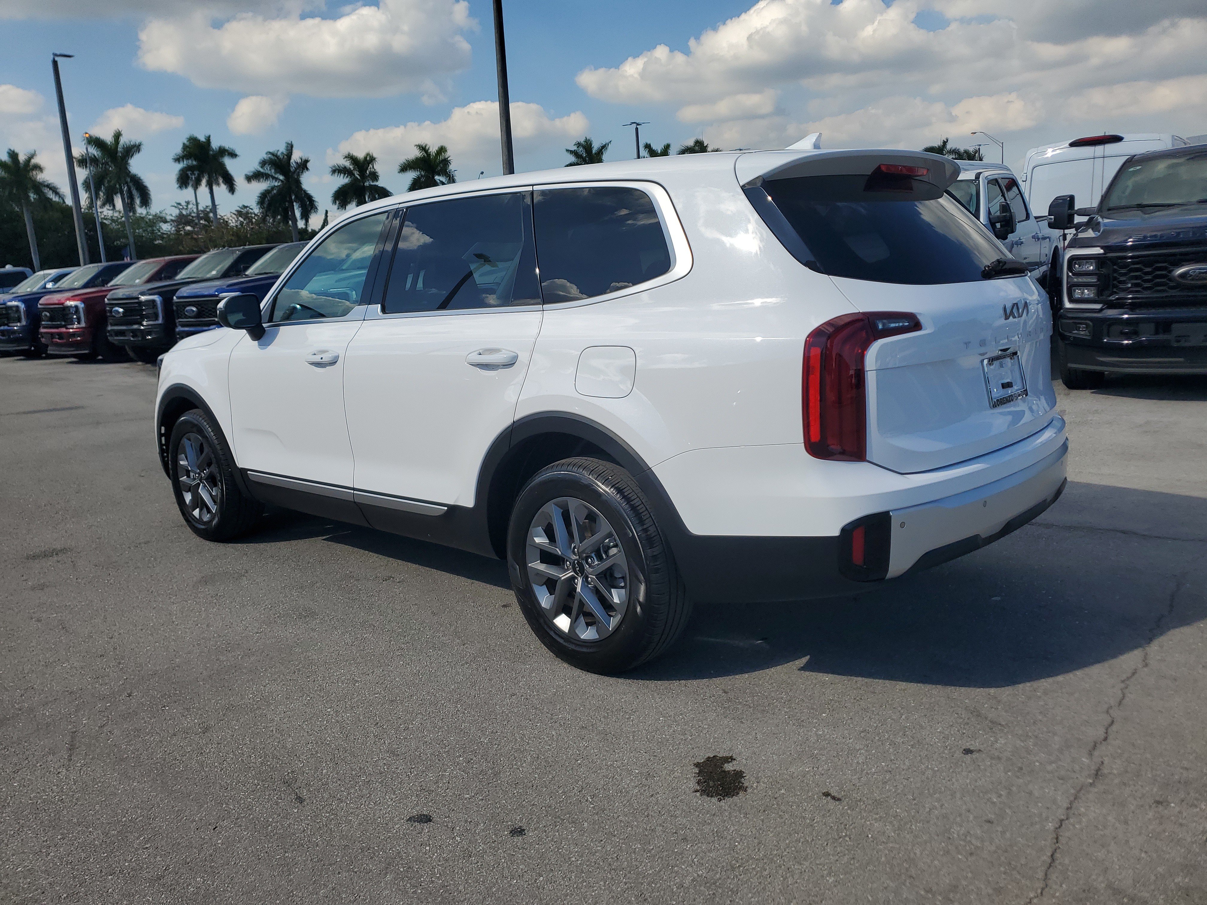 Used 2024 Kia Telluride LX FWD image 7