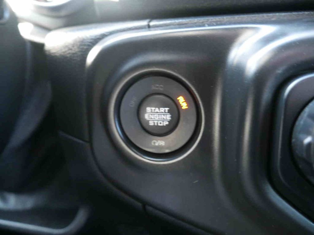 Used 2018 Jeep Wrangler Unlimited Sahara image 32