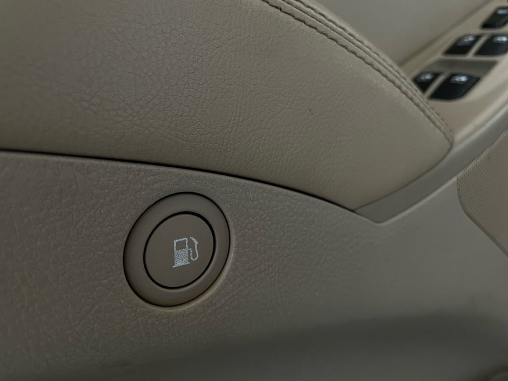 Used 2012 Hyundai Veracruz Limited w/ Entertainment Pkg image 36