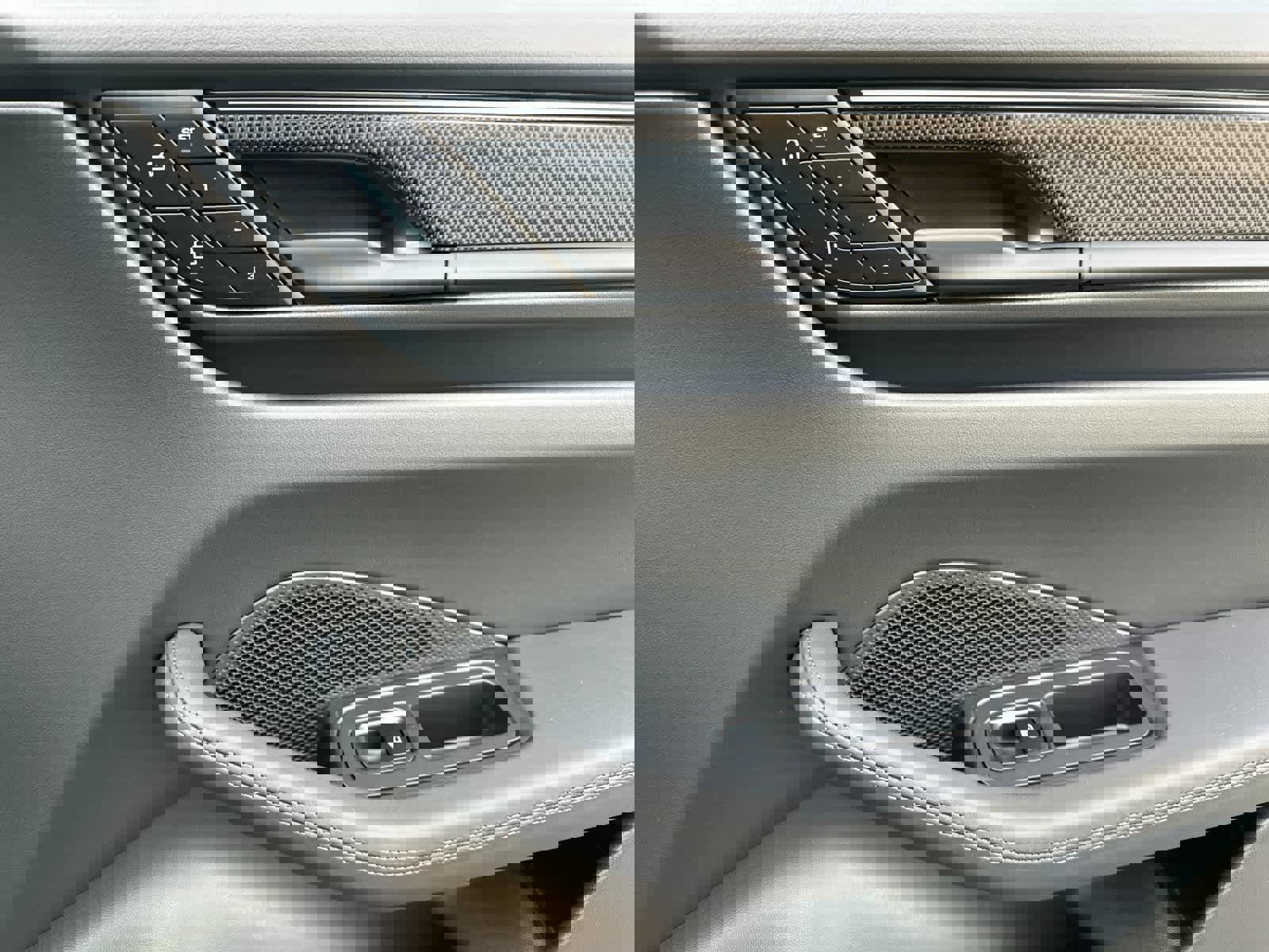 New 2025 Porsche Macan Turbo Electric image 19